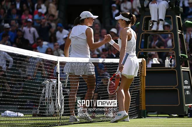 ▲ 2022년 윔블던 여자 단식 3회전 경기를 마친 뒤 서로를 격려하는 알리제 코르네(오른쪽)와 이가 시비옹테크