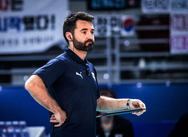2022 FIVB 발리볼네이션스 리그에서 한국 세자르 감독 모습.(사진출처=FIVB)