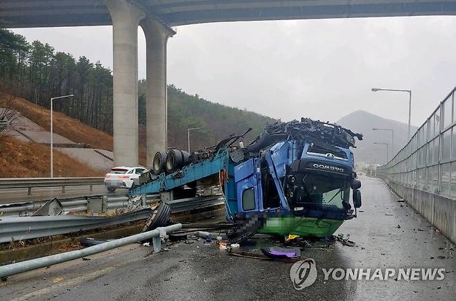 지난 3월 부산 기장군에서 빗길에 미끄러져 전복된 화물차 [부산경찰청 제공. 재판매 및 DB 금지] ccho@yna.co.kr