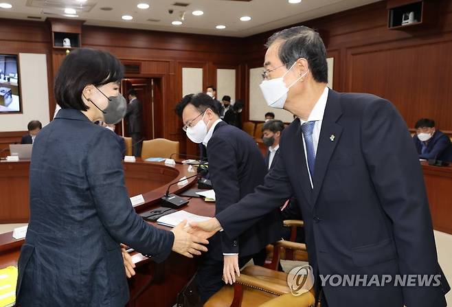 전현희 권익위원장과 악수하는 한덕수 총리 (서울=연합뉴스) 김승두 기자 = 한덕수 국무총리가 지난달 30일 정부서울청사에서 열린 국정현안점검조정회의에 참석해 사퇴 압박 속에서 회의에 참석한 전현희 국민권익위원장과 악수하고 있다. 2022.6.30 kimsdoo@yna.co.kr