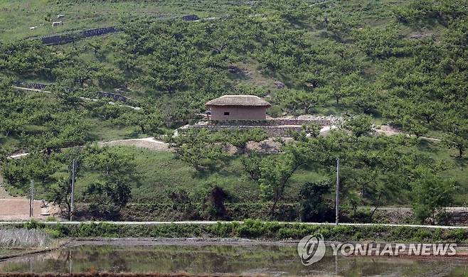 복원된 노무현 전 대통령 마옥당 (김해=연합뉴스) 김동민 기자 = 노무현 전 대통령 서거 13주기 추모제가 엄수되는 23일 경남 김해시 진영읍 봉하마을에서 본 마옥당. 
    노 전 대통령이 생전 이곳에서 사법시험 공부를 했다. 2022.5.23 image@yna.co.kr