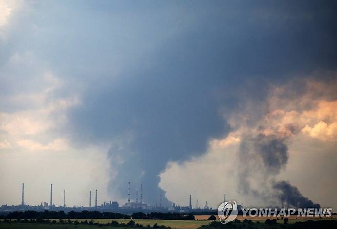 우크라 격전지 리시찬스크 정유소서 치솟는 검은 연기 [AFP 연합뉴스 자료사진. 재판매 및 DB 금지]