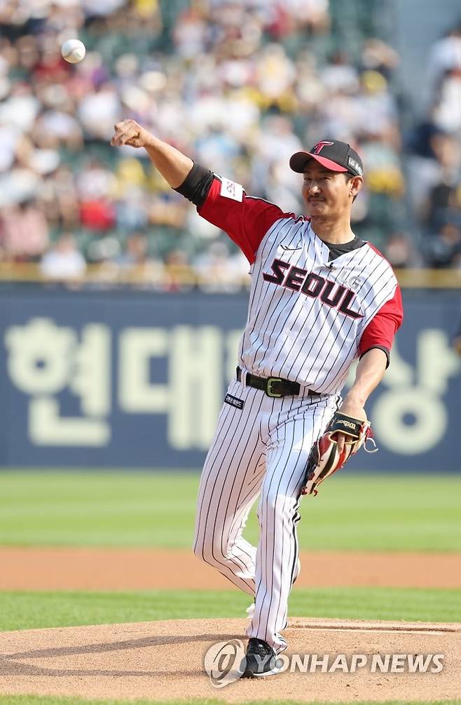 시구하는 박용택 (서울=연합뉴스) 신준희 기자 = 박용택 야구 해설위원이 3일 잠실야구장에서 열린 프로야구 LG와 롯데의 경기에서 시구를 하고 있다. 
    LG 구단은 신종 코로나바이러스 감염증(코로나19) 확산세가 수그러들어 팬들이 제한 없이 야구장을 찾은 올해에 박용택의 공식 은퇴식을 마련했다. 2022.7.3 hama@yna.co.kr