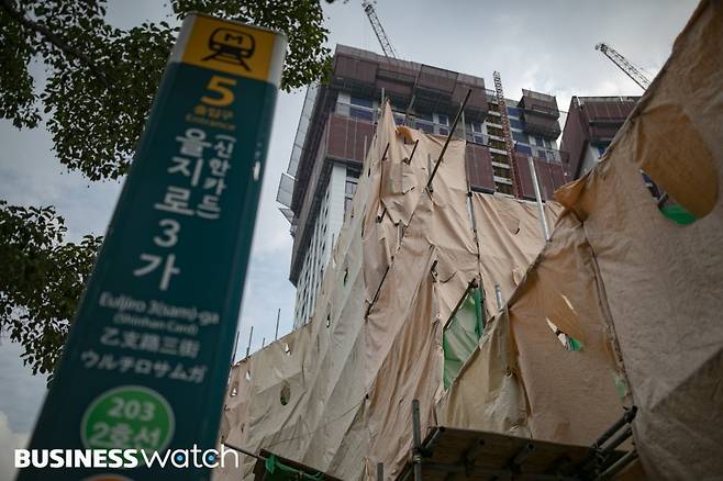 세운지구 재개발이 속도를 내면서 적게는 30년 이상된 노포들이 사라지고 있다. 사진은 을지면옥이 철거되고 가림막이 설치된 세운 재개발 3-2구역 모습./사진=이명근 기자 qwe123@