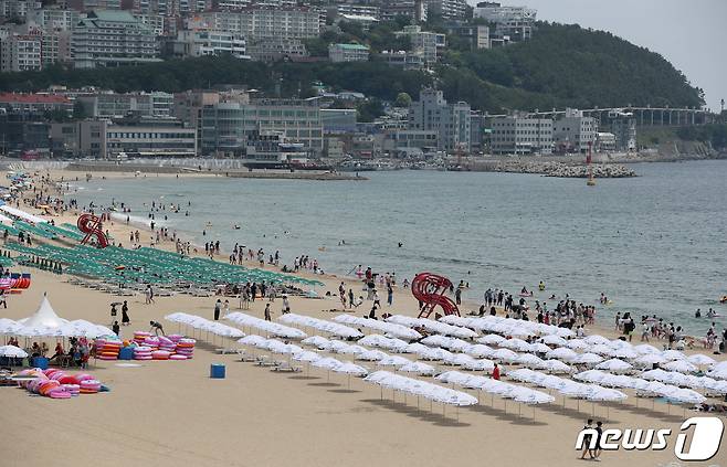 해수욕장 전면개장 첫 주말인 3일 부산 해운대구 해운대해수욕장이 더위를 식히로 온 피서객들로 북적이고 있다. 2022.7.3/뉴스1 © News1 김영훈 기자