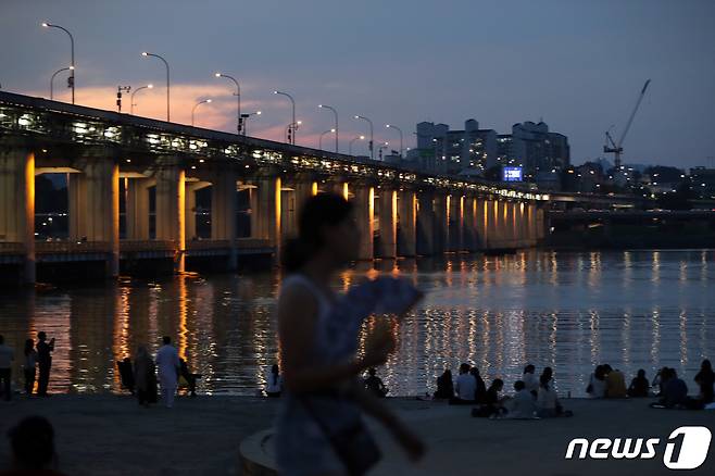 서울지역에 올 여름 첫 폭염경보가 내려지며 열대야가 찾아온 3일 오후 서울 서초구 반포한강공원에서 시민들이 더위를 식히고 있다. 2022.7.3/뉴스1 © News1 황기선 기자