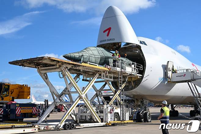 아시아나항공이 B747 화물기 '노즈 도어'를 열고 T-50B항공기를 싣고 있다.(아시아나항공 제공)© 뉴스1