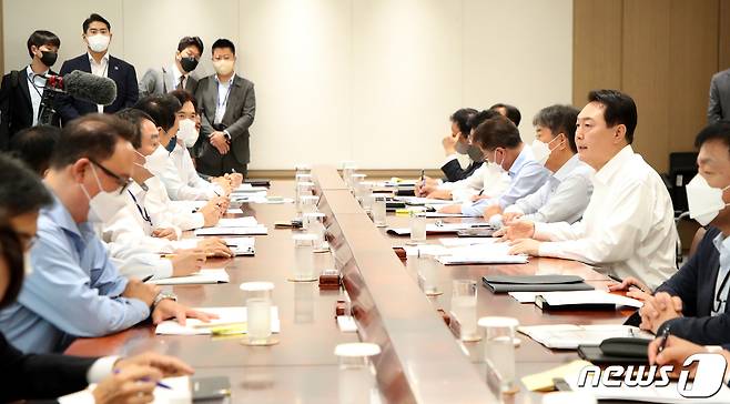 윤석열 대통령이 4일 용산 대통령실 청사에서 열린 수석비서관회의에서 모두발언을 하고 있다. (대통령실사진기자단) 2022.7.4/뉴스1 © News1 오대일 기자