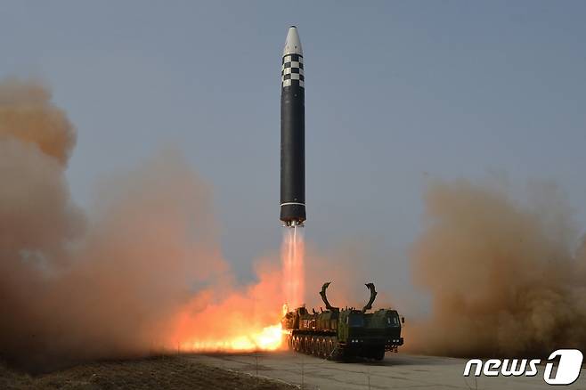 (평양 노동신문=뉴스1) = 북한 대륙간탄도미사일(ICBM) '화성-17형'. [국내에서만 사용가능. 재배포 금지. DB 금지. For Use Only in the Republic of Korea. Redistribution Prohibited] rodongphoto@news1.kr