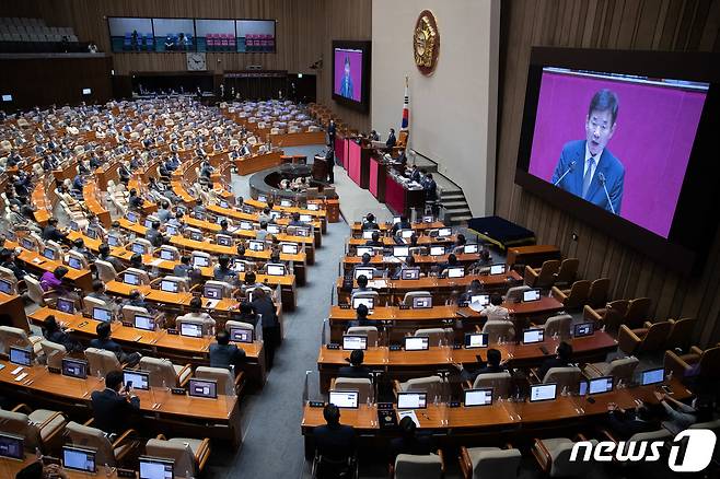 김진표 신임 국회의장이 4일 오후 서울 여의도 국회에서 열린 제398회 국회(임시회) 제1차 본회의에서 당선 인사를 하고 있다. 2022.7.4/뉴스1 © News1 이재명 기자