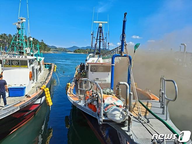 4일 오후 3시4분쯤 전남 여수시 신월동 국동항에서 정박된 9.7톤 선박에서 화재가 발생해 소방당국이 진화 작업을 벌이고 있다.(여수소방서 제공)2022.7.4/뉴스1