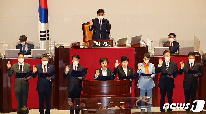 안철수 국민의힘 의원과 이재명 더불어민주당 의원 등 6·1 보궐선거에 당선된 의원들이 4일 오후 서울 여의도 국회에서 열린 제398회 국회(임시회) 제1차 본회의에서 국회의원 선서를 하고 있다. 왼쪽부터 김한규 더불어민주당 의원, 박정하 국민의힘 의원, 안 의원, 김영선, 최영희, 이인선 국민의힘 의원, 이 의원, 장동혁 국민의힘 의원. (공동취재) 2022.7.4/뉴스1 © News1 이재명 기자