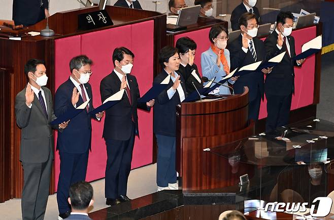 안철수 국민의힘 의원과 이재명 더불어민주당 의원 등 6·1 보궐선거에 당선된 의원들이 4일 오후 서울 여의도 국회에서 열린 제398회 국회(임시회) 제1차 본회의에서 국회의원 선서를 하고 있다. 왼쪽부터 김한규 더불어민주당 의원, 박정하 국민의힘 의원, 안 의원, 김영선, 최영희, 이인선 국민의힘 의원, 이 의원, 장동혁 국민의힘 의원. (공동취재) 2022.7.4/뉴스1 © News1 이재명 기자