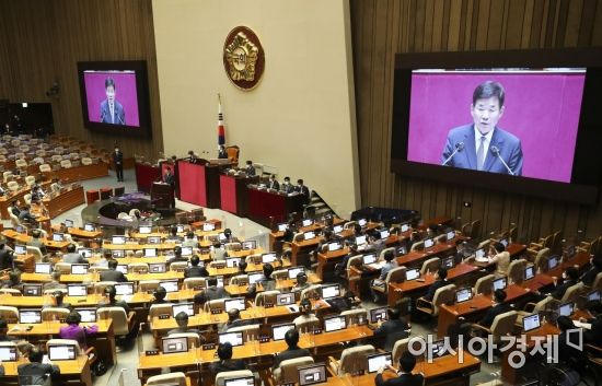 후반기 국회의장으로 선출된 김진표 의원이 4일 국회에서 열린 본회의에서 당선인사를 하고 있다./윤동주 기자 doso7@