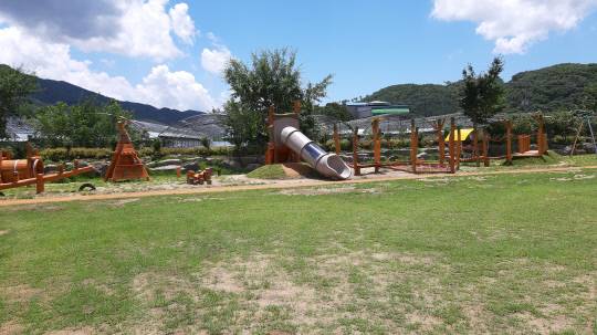 보령 개화초에 자연 친화적으로 조성된 놀이공간. 사진=보령교육지원청 제공