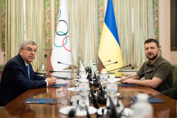 토마스 바흐 국제올림픽위원회(IOC) 위원장(좌)이 3일(현지시간) 우크라이나에 방문해 볼로디미르 젤렌스키 우크라이나 대통령과 회담을 진행했다. 로이터뉴스1