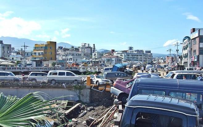 2007년 9월 태풍 나리가 내습할 당시 하천이 범람하면서 제주시 한천 복개구조물에 세워둔 차량과 인근 주택들이 큰 피해를 입었다. 허호준 기자