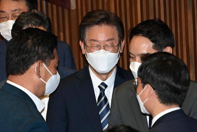 이재명 더불어민주당 의원이 4일 오후 국회 본회의장에서 열린 본회의에서 국회의장단 선출 투표를 위해 줄을 서서 기다리며 의원들과 대화를 하고 있다. 오대근 기자