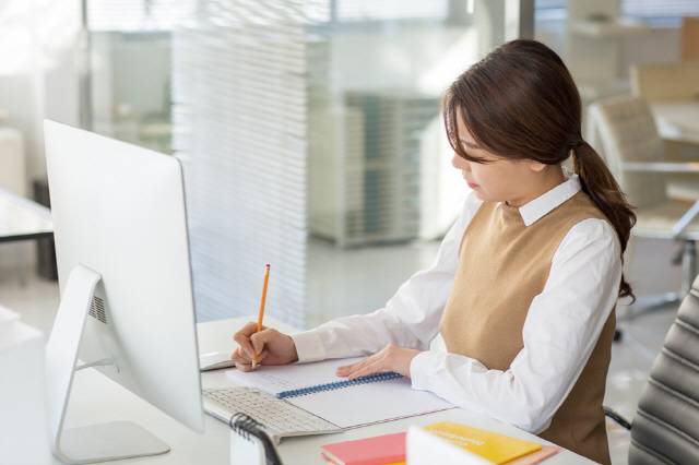 월요병으로 피곤하다면 음식을 잘 챙겨 먹고, 큰 숨을 쉬고, 스트레칭을 하고, 바른 자세로 하루에 임한다. 활력을 되찾을 수 있다./사진=클립아트코리아