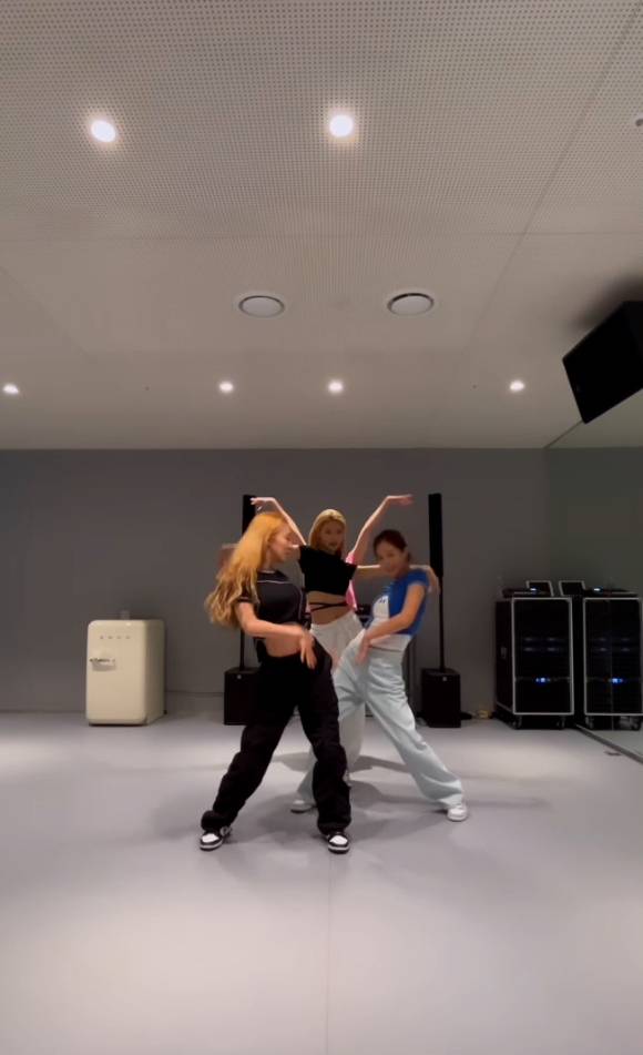 소녀시대 유리, 윤아, 효연, 수영의 안무 영상이 공개돼 화제를 모으고 있다. [사진=소녀시대 유리 인스타그램 캡쳐]