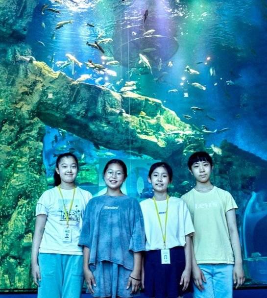 민물고기 국내어종 100종, 해외 어종 96종이 살고 있는 다누리아쿠아리움 수족관에서 담수 생태계에 대해 살펴본 소중 학생기자단.