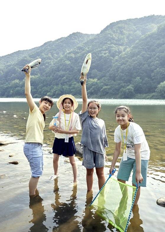 소중 학생기자단이 충북 단양군 가곡면 고운골남한강갈대숲을 찾아 남한강의 생태계를 살펴봤다.