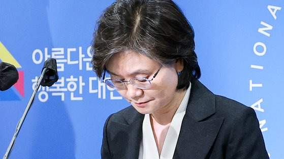 지난 3월 8일 확진자 사전투표 혼란과 관련해 사과를 하던 노정희 전 중앙선거관리위원장의 모습. 노 전 위원장은 이 사건의 여파로 지난 4월 중도 사퇴했다. [연합뉴스]