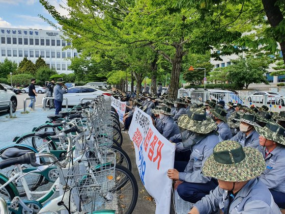 4일 경남경찰청 앞에서 대우조선해양 현장 책임자 연합회 100여 명이 집회를 열고 하청노조 수사 촉구하고 있다. 안대훈 기자