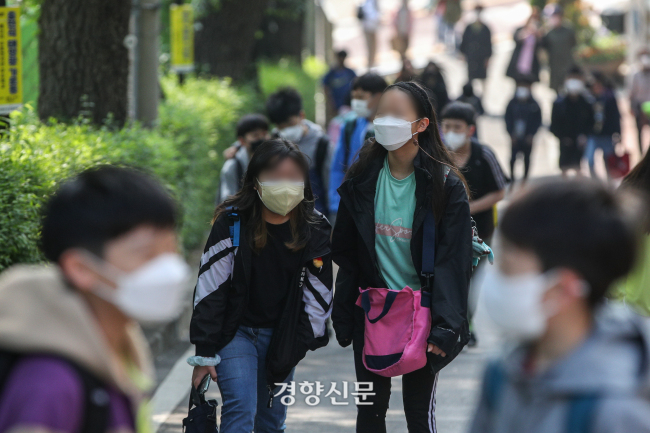 초등학생들이 마스크를 착용한 채 등교를 하고 있다. /경향신문 데이터베이스