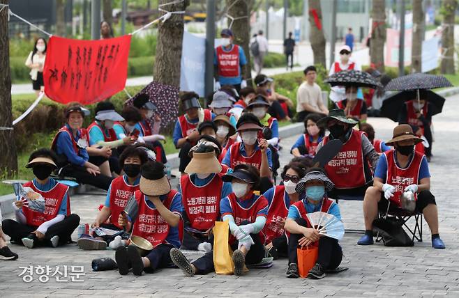 연세대 청소노동자들이 4일 서울 서대문구 연세대학교 백양관 앞에서 시급 440원 인상, 샤워실 설치 등을 요구하며 시위를 하고 있다. 최근 연세대 재학생 3명은 집회 소음으로 인한 학습권 침해를 이유로 민주노총 공공운수노조 연세대분회 집행부를 상대로 손해배상 청구 소송을 제기했다. 한수빈 기자