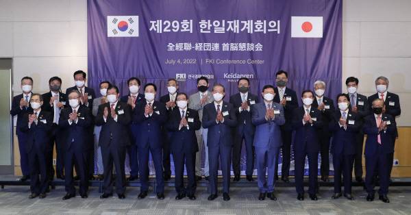 허창수 전경련 회장(왼쪽에서 여섯 번째) 도쿠라 마사카즈 경단련 회장(다섯 번째)을 비롯한 내빈들이 4일 전경련회관에서 열린 ‘제29회 한일재계회의’에 참석해 기념촬영을 하고 있다.