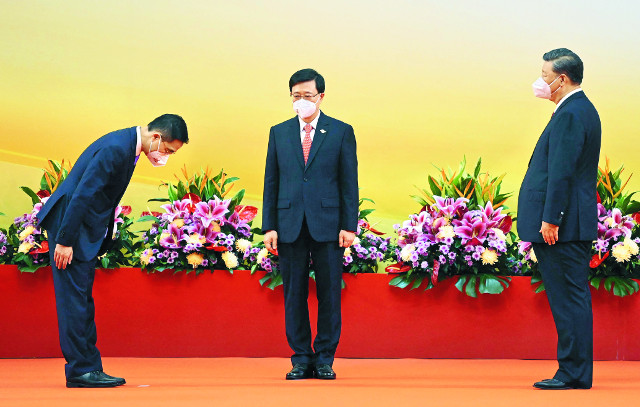 홍콩 컨벤션센터에서 지난 1일 열린 존 리 홍콩 행정장관 취임 기념행사에서 쑨둥(왼쪽) 신임 혁신기술산업비서관이 시진핑(오른쪽) 중국 국가주석에게 허리 굽혀 인사를 하고 있다. 1일 홍콩 주권 반환 25주년을 맞아 5년 만에 홍콩을 방문한 시 주석은 ‘홍콩의 중국화’ 의지를 재천명했다. AFP연합뉴스