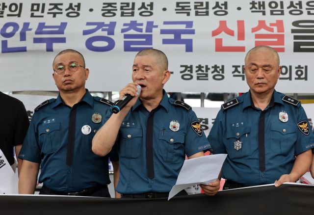 전국경찰직장협의회(직협) 민관기 충북 청주흥덕경찰서 직협회장(가운데)이 4일 서울 서대문구 경찰청 앞에서 행정안전부 경찰국 신설 정책 철회를 요구하는 삭발식을 마친 후 입장문을 발표하고 있다. 연합뉴스