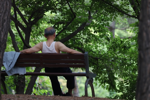 폭염이 이어진 4일 오후 서울 서초구 몽마르뜨공원에서 한 시민이 나무 밑 벤치에 앉아서 쉬고 있다. 연합뉴스