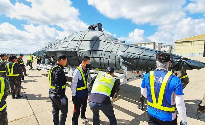 영국 스탠스테드 공항에 도착한 블랙이글스 항공기 T-50B를 육상운송 전환을 위해 옮겨 싣는 작업이 진행되고 있다. [사진 = CJ대한통운]