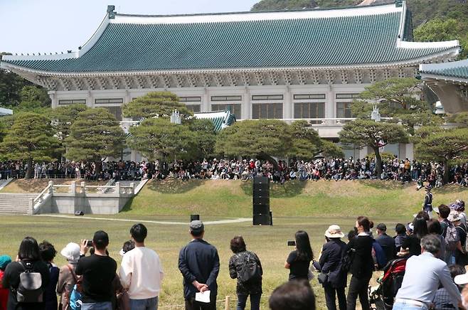 지난 5월16일 서울 종로구 청와대를 찾은 관람객들이 군 의장대 장병들의 공연을 관람하고 있다. /사진=뉴시스