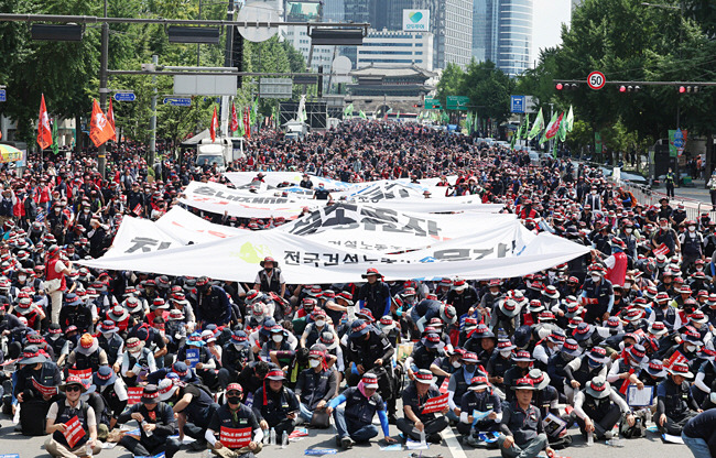 민노총 주말 대규모 집회 : 2일 서울 중구 서울시청 앞 서울광장과 세종대로 일대에서 민주노총 전국건설노조 조합원들이 ‘2022 민주노총 전국노동자대회’ 사전대회를 진행하고 있다.    연합뉴스