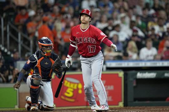Angels Astros Baseball : LA 에인절스의 오타니 쇼헤이가 4일 오전(한국시간) 미국 텍사스주 휴스턴의 미닛메이드 파크에서 열린 휴스턴 애스트로스와의 경기에서 5회 삼진으로 아웃되고 있다. AP 연합뉴스