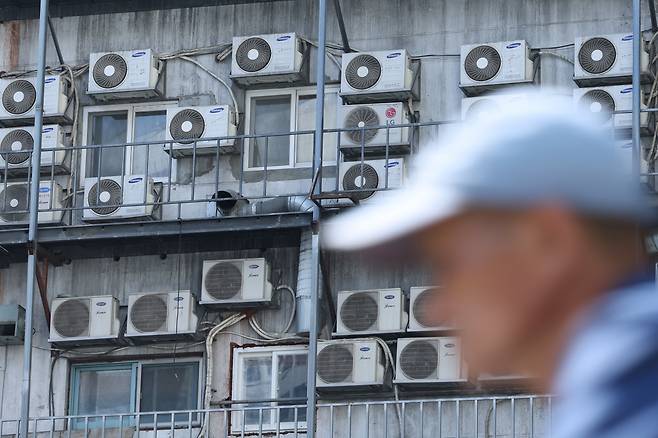 지난 3일 오전 서울 시내의 한 건물에 에어컨 실외기가 작동되고 있다. [연합]