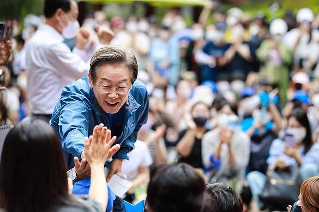 더불어민주당 이재명 상임고문이 지난달 18일 인천시 계양구 계양산 야외공연장에서 열린 '이재명과 위로걸음' 행사에서 지지자들에게 인사하고 있다. [연합]