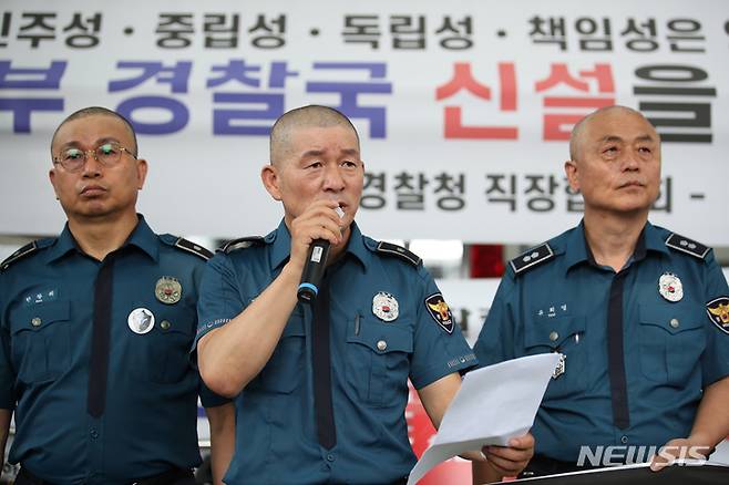 [서울=뉴시스] 김진아 기자 = 전국경찰직장협의회(직협) 민관기 충북 청주흥덕경찰서 직협회장 등 각 4개 경찰서 직협회장들이 4일 서울 서대문구 경찰청 앞에서 행정안전부 경찰국 신설 정책 철회를 요구하는 삭발식을 마친 후 호소하고 있다. 2022.07.04. photo@newsis.com