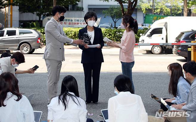 [서울=뉴시스] 박순애 사회부총리 겸 교육부 장관 후보자 지난5월 27일 오전 인사청문회 준비 사무실이 마련된 서울 영등포구 한국교육시설안전원으로 출근하며 취재진 질문에 답하고 있다. (사진=뉴시스DB). 2022.07.04. photo@newsis.com