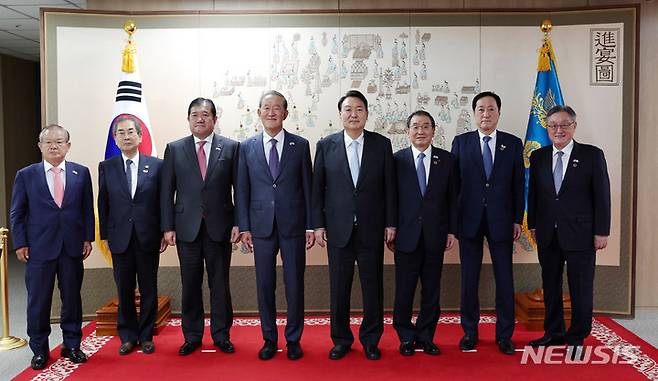 [서울=뉴시스] 전신 기자 = 윤석열 대통령이 4일 서울 용산 대통령실 청사에서 일본 경제단체연합회 대표단과 기념촬영하고 있다. (사진=대통령실 제공) 2022.07.04. photo@newsis.com