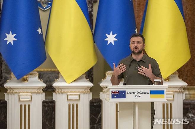 [키이우=AP/뉴시스] 볼로디미르 젤렌스키 우크라이나 대통령이 3일(현지시간) 키이우에서 기자회견하고 있다. 2022.07.04.