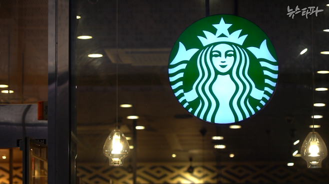 신세계 그룹 계열사인 스타벅스코리아의 지난해 매출은 2조 3천억여 원이다. 커피기업 매출 상위 2위부터 5위까지의 매출을 모두 합쳐도 스타벅스코리아의 절반도 되지 않는다.&nbsp;&nbsp;