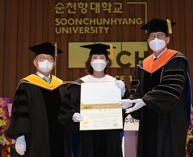 나경원 전 원내대표가 명예 사회복지학박사 학위를 수여 받은 후 기념 촬영을 하고 있다. 사진 우측부터 김승우 순천향대 총장, 나경원 전 원내대표, 박두순 순천향대 대학원장.