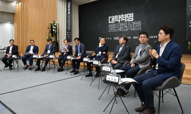 이기원 서울대학교 푸드테크학과장이 30일 서울대 엔지니어 하우스 대강당에서 열린 ‘대학혁명 토크콘서트’에서 ‘한국 대학의 패러다임 전환과 창발인재 육성’에 관해 고광본 선임기자와 질의응답을 하고 있다.