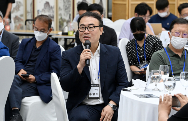 홍병희 서울대 교수가 30일 서울대학교 엔지니어 하우스 대강당에서 열린 ‘대학혁명 토크콘서트’에서 대학혁신을 강조하고 있다. /권욱 기자