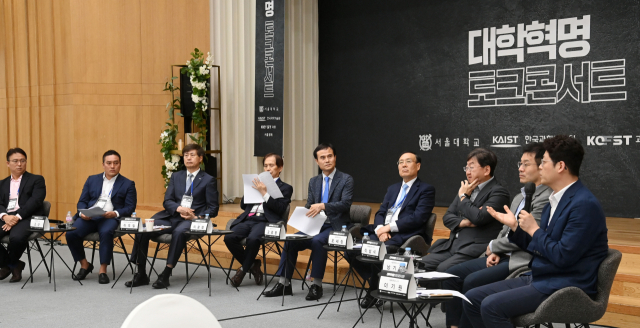 이기원 서울대학교 푸드테크학과장이 30일 서울대 엔지니어 하우스 대강당에서 열린 ‘대학혁명 토크콘서트’에서 ‘한국 대학의 패러다임 전환과 창발인재 육성’에 관해 고광본 선임기자와 질의응답을 하고 있다.