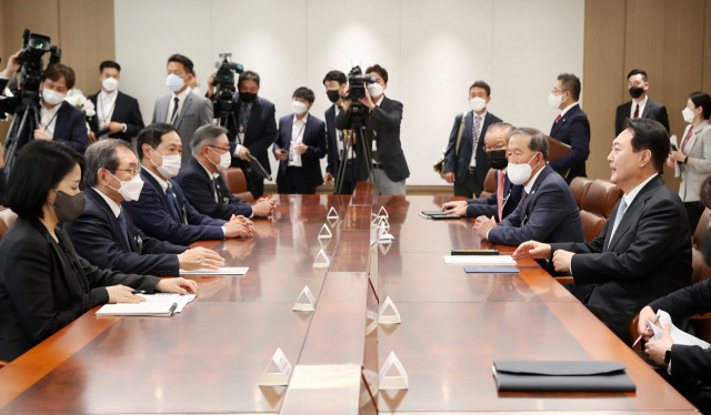 윤석열 대통령이 4일 오후 서울 용산 대통령실 청사에서 일본의 기업인 단체 게이단렌(經團連·경제단체연합회) 대표단을 접견하고 있다. 연합뉴스